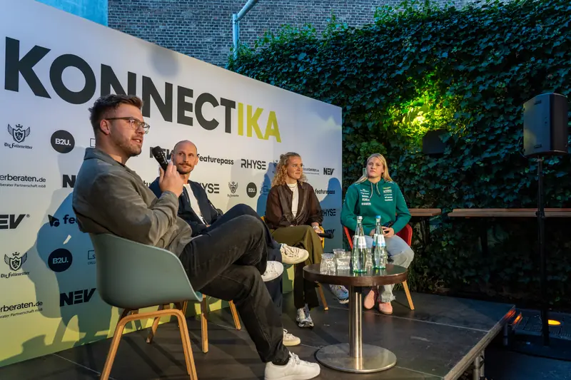 Julian-Luca Schäfer mit Benedikt Höwedes, Léa Krüger und Mathilda Paatz auf der Bühne