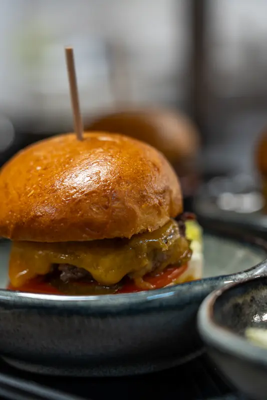 Burger auf dem Tablett