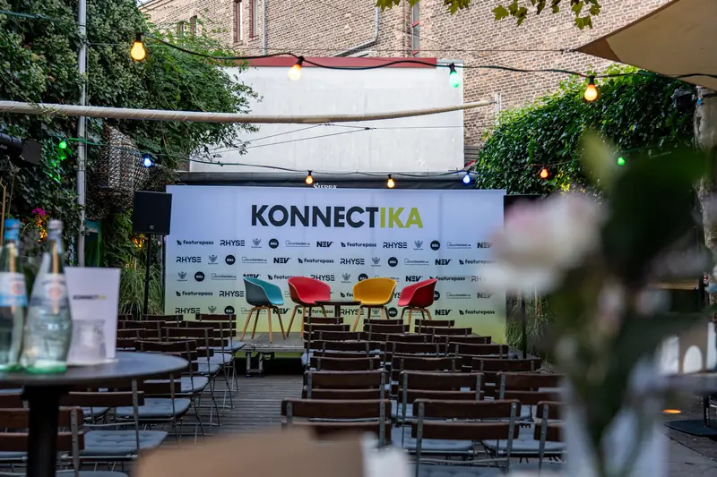 Der Hof mit Bühne vor dem Einlass