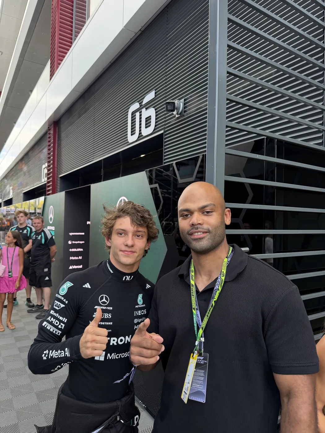 Begegnung im Paddock vor den Garagen