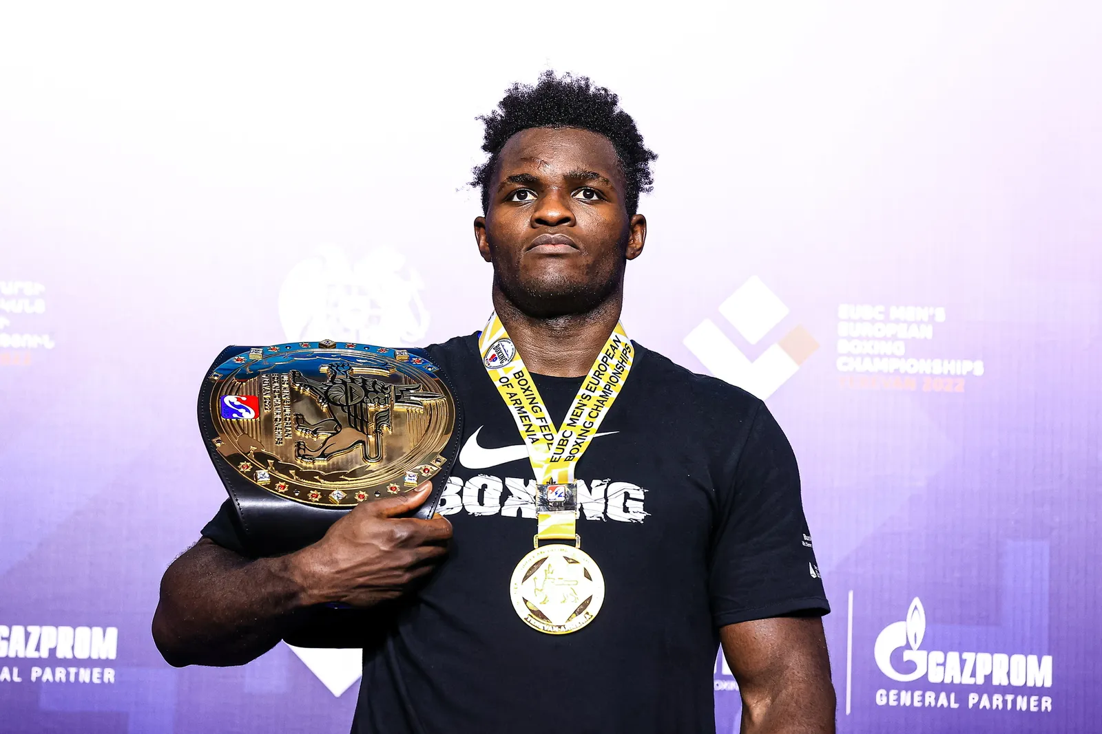 Nelvie Tiafack mit Gürtel und Medaille