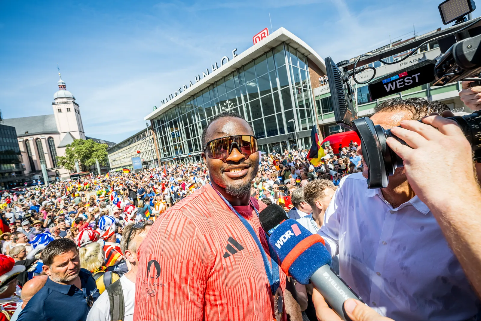 Nelvie Tiafack inmitten von Fans in Köln
