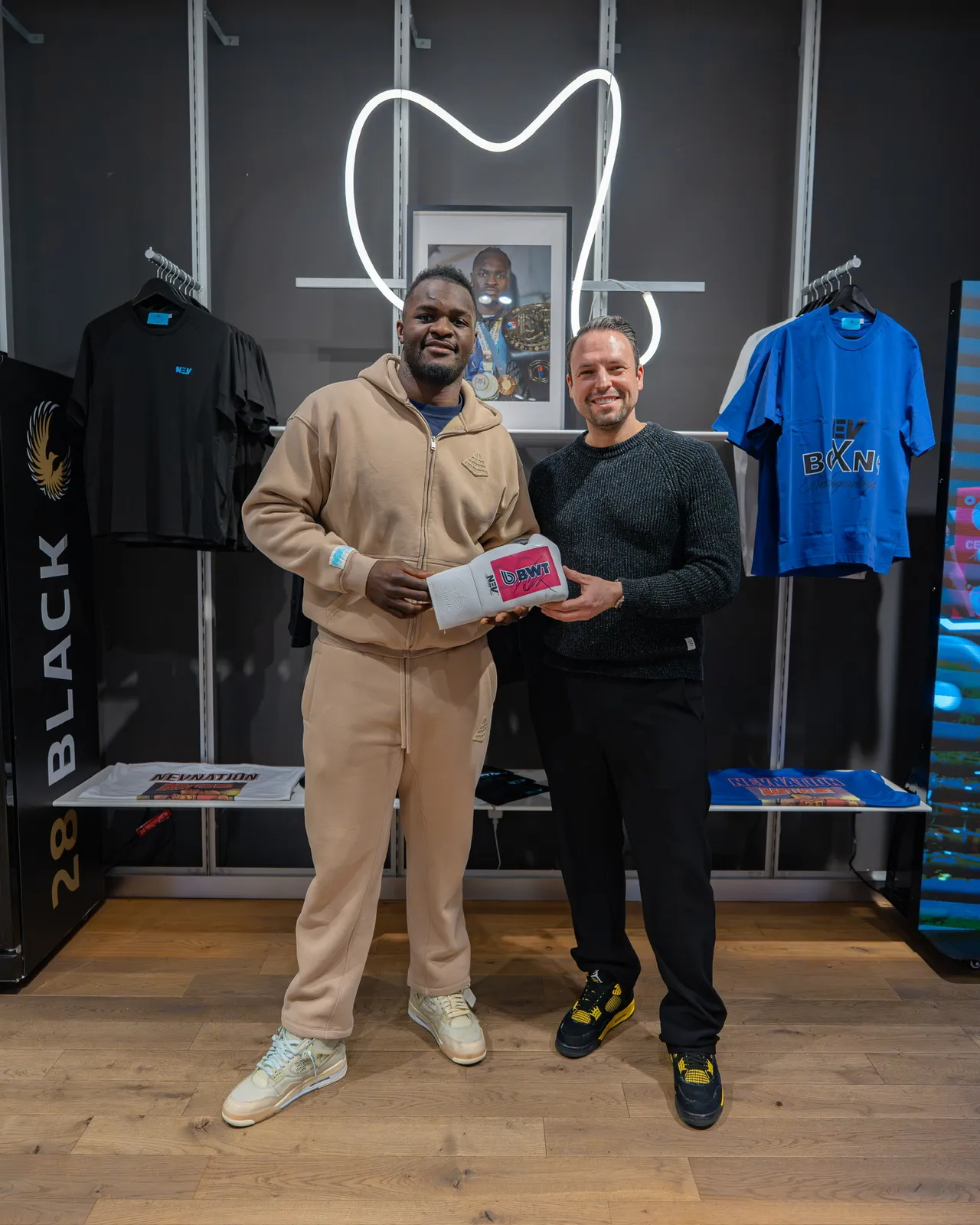 Nelvie Tiafack im NEV Store